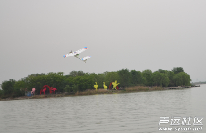 空中舞者进行湖面飞行，惊险刺激