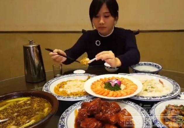 大胃王桐桐的饭量 美食宝典：中国“女大胃王”，饭量是常人10倍，月薪没10万根本养...-1.jpeg