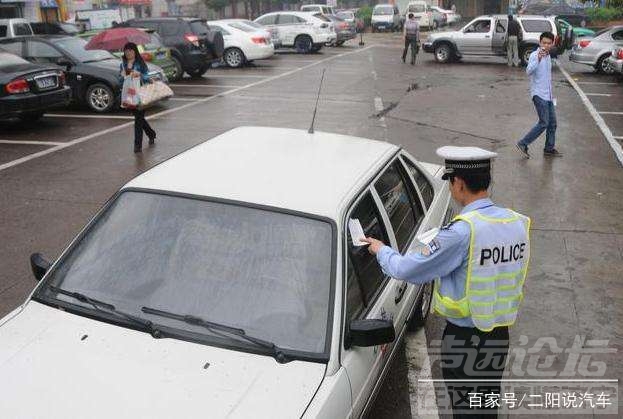 路边车位停车被贴罚单 为啥车明明在车位里，却被贴罚单？交警：常识都不懂，罚的就...-4.jpg