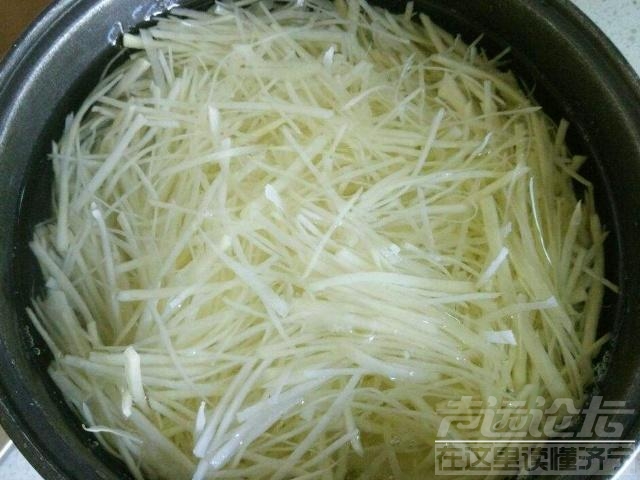 土豆丝的做法 土豆丝切好别着急下锅，多加上这一步，做出来的又脆又好吃-2.jpg