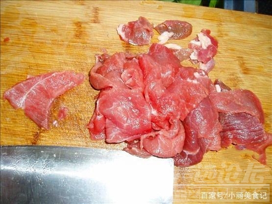 牛肉饺子馅配什么蔬菜 30年厨师：别买了牛肉就会直接炒，这样做会让牛肉更嫩更好吃！-3.jpg