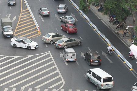 左转弯红灯可以掉头吗 左转弯是红灯，能不能掉头？交警：这个常识都不懂，驾照怎么...-4.jpg