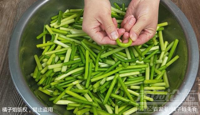 蒜苔怎么腌制才好吃 腌制蒜苔的方法，好吃下饭，一次做5斤不够吃，做法详细一看就会-5.jpg