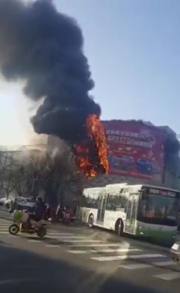 火灾猛烈阶段属于 河北衡水一婚纱摄影店突发火灾，火势猛烈伴随黑烟，消防紧急救援-2.jpg