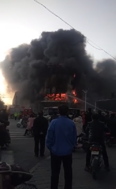 火灾猛烈阶段属于 河北衡水一婚纱摄影店突发火灾，火势猛烈伴随黑烟，消防紧急救援-3.jpg