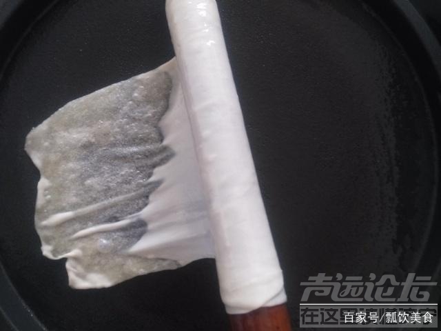 烙饼劲道里面加的什么 烙饼新方法，薄透如纸，柔软如泥，劲道耐嚼，卷着吃真香！零...-8.jpg