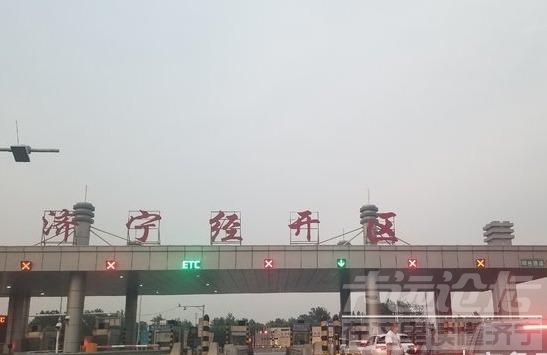 想下高速先换零钱，济徐高速济宁经开区收费站排长队-3.jpg