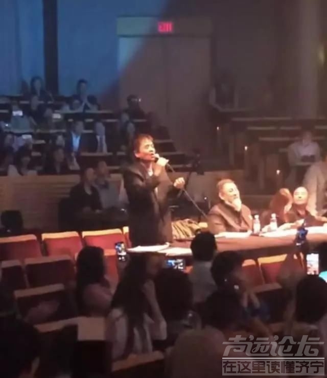 60岁毕福剑再登舞台现身主持，穿休闲装舞台太小与在央视时差距大-5.jpg