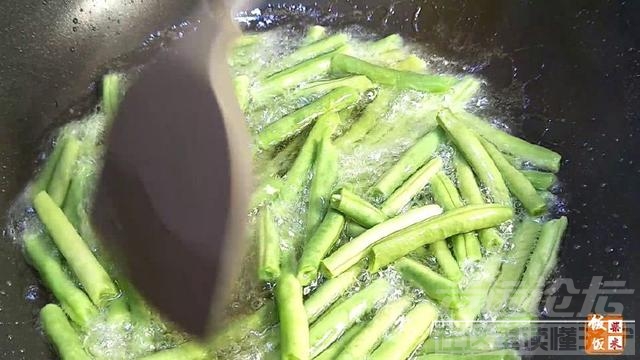 饭店干煸豆角的做法 饭店里做的干煸豆角为什么那么好吃？记住这一点，你也可以！-6.jpg