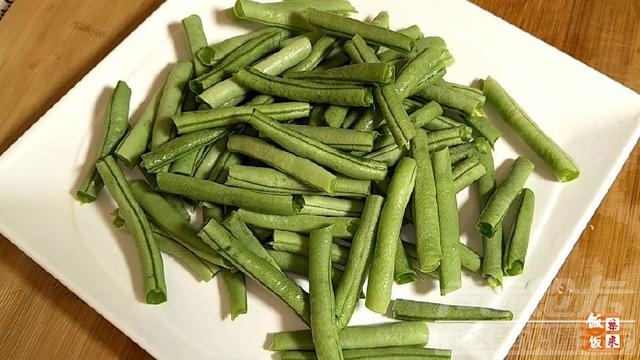 饭店干煸豆角的做法 饭店里做的干煸豆角为什么那么好吃？记住这一点，你也可以！-4.jpg