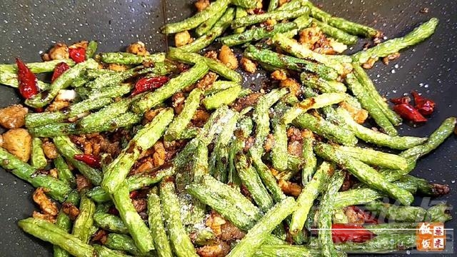 饭店干煸豆角的做法 饭店里做的干煸豆角为什么那么好吃？记住这一点，你也可以！-11.jpg