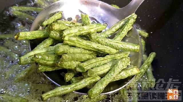 饭店干煸豆角的做法 饭店里做的干煸豆角为什么那么好吃？记住这一点，你也可以！-7.jpg