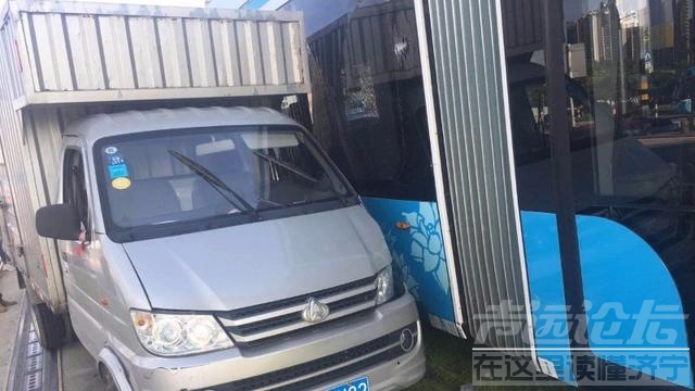 珠海女司机撞有轨电车，赔一百多万！网友：碰一下一辆保时捷没了-1.jpg