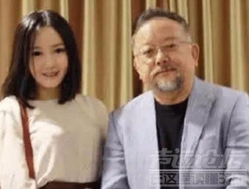 71岁王刚仍为生计奔忙，养小60岁的儿子和嫩妻每月开支超百万-1.jpg