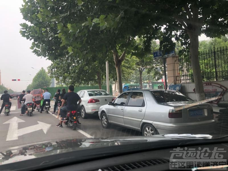 琵琶山路与机电一路交汇处东违停车辆严重影响交通-1.png