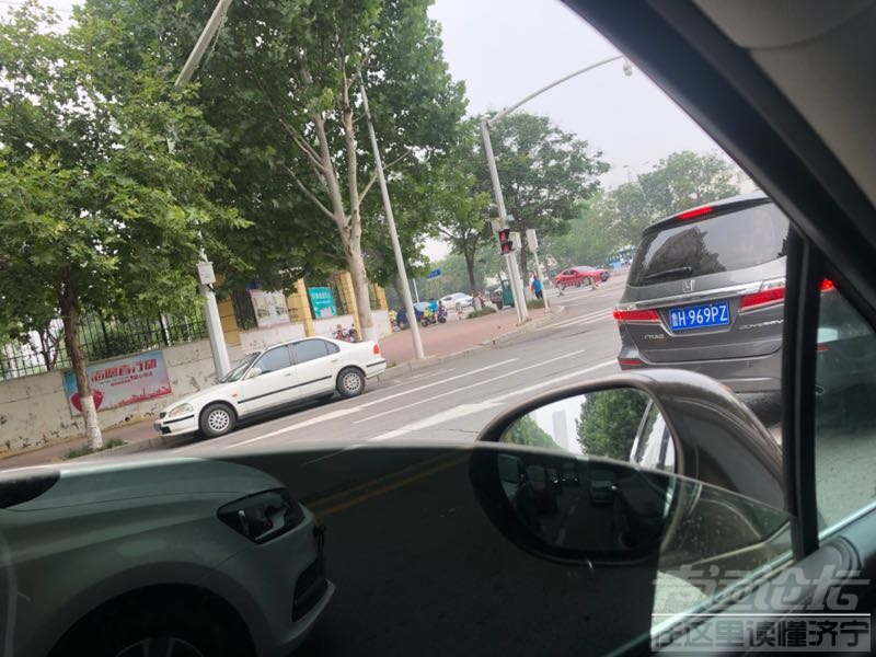 琵琶山路与机电一路交汇处东违停车辆严重影响交通-2.png
