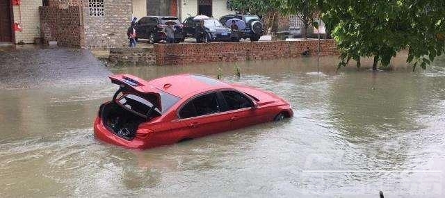 江西大雨 江西大雨暴露车市乱象，新车刚买7天就被泡，车主心在滴血-4.jpg