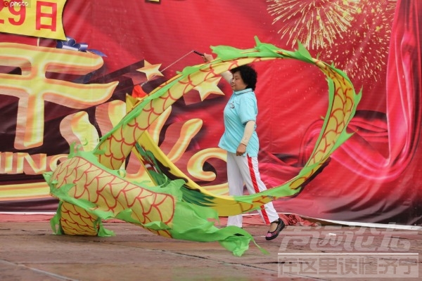 梁山公益空竹队为居民免费表演 最大表演者82岁-3.jpeg