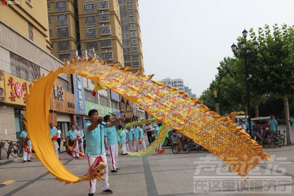 梁山公益空竹队为居民免费表演 最大表演者82岁-2.jpeg