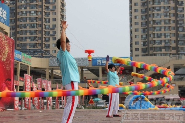 梁山公益空竹队为居民免费表演 最大表演者82岁-1.jpeg