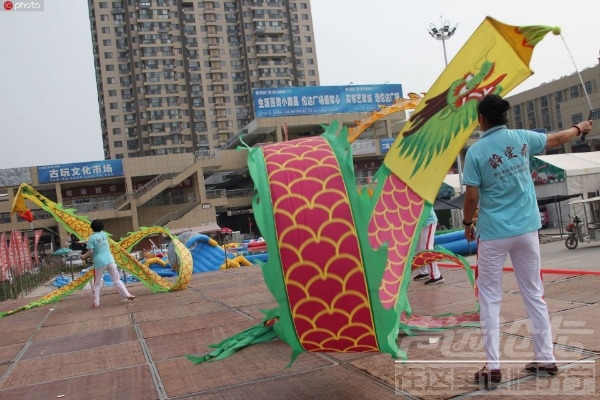 梁山公益空竹队为居民免费表演 最大表演者82岁-4.jpeg