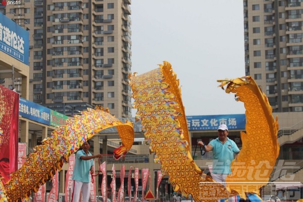 梁山公益空竹队为居民免费表演 最大表演者82岁-5.jpeg