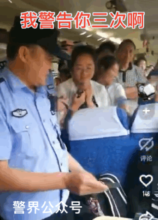 外国人火车霸座，乘警三次警告后强制带离！干得漂亮！-4.gif