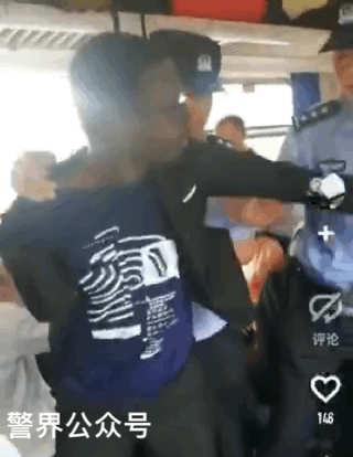 外国人火车霸座，乘警三次警告后强制带离！干得漂亮！-6.gif