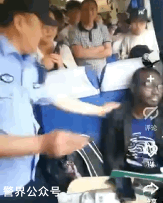 外国人火车霸座，乘警三次警告后强制带离！干得漂亮！-5.gif
