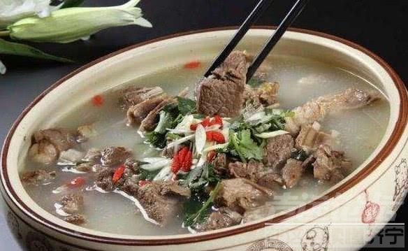 炖羊肉要焯水吗 炖羊肉时，不要直接焯水，多加“这1步”，羊肉鲜嫩，毫无膻味！-1.jpg