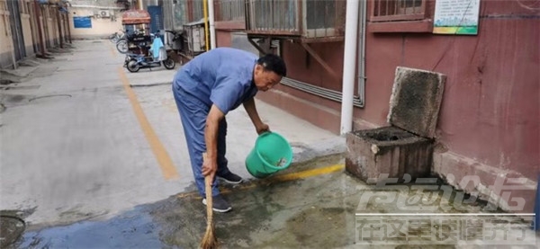 闹心！物资局宿舍污水横流 社区及时清理解民忧-2.jpg