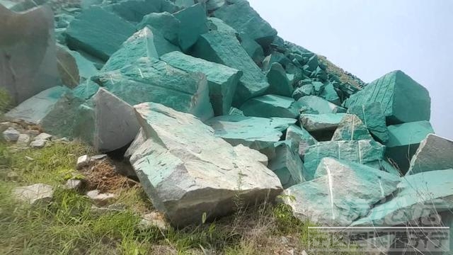 胆真大！为应付环保检查、蒙蔽卫星监测 山东一座矿山被涂上绿漆-3.jpg