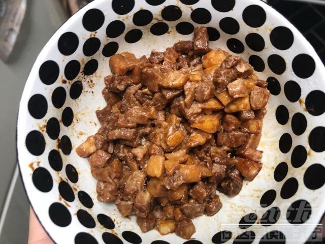 梅菜肉饼怎么做好吃 梅菜肉饼好吃不会做？正确方法教给你，香浓美味，咋吃都不腻-4.jpg