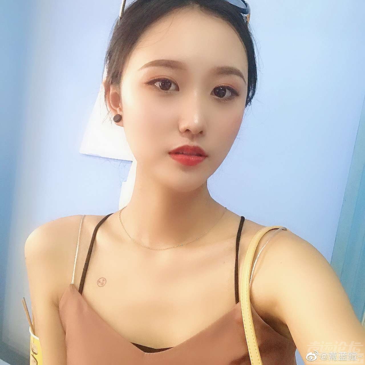 #济宁妹子真好看# 济宁最美空姐/大长腿/大眼睛/超美超有范/ 图源来自微博 @嵩蓝暄-1.jpg