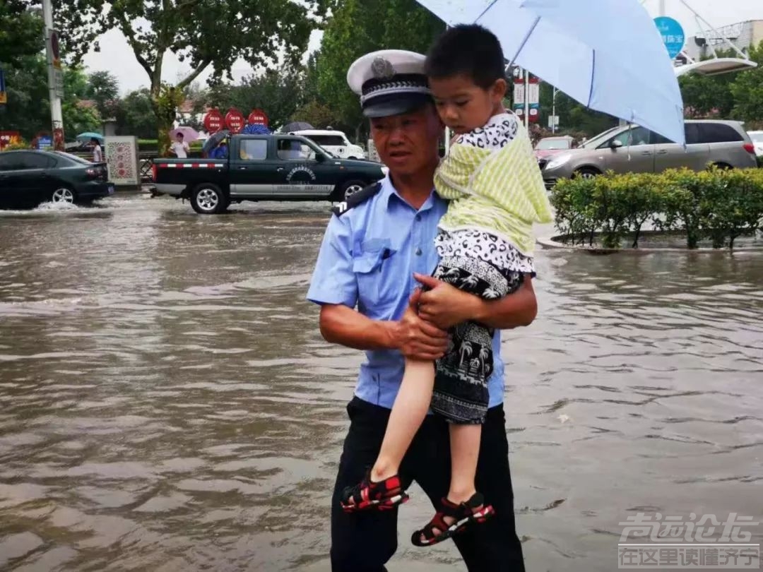 今天全国降雨量最大的地方竟在济宁，这些雨中的身影好美！-7.jpeg