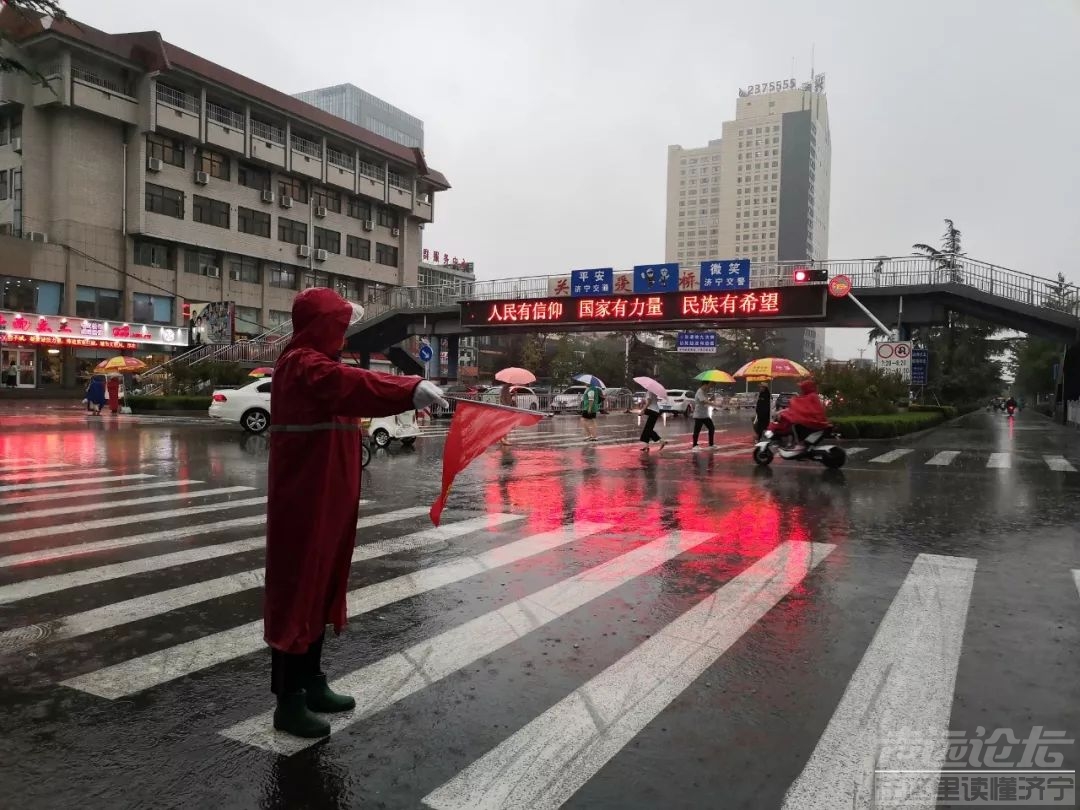 今天全国降雨量最大的地方竟在济宁，这些雨中的身影好美！-9.jpeg