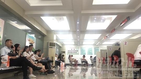 七夕撞上下雨天 大雨难挡济宁情侣登记热情-1.jpeg