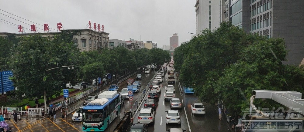 济宁城区多条道路积水 请减速慢行，谨慎驾驶！-4.jpeg