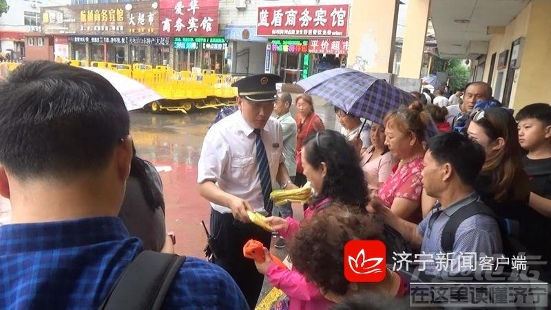 台风肆虐，这里有温情！兖州火车站为旅客免费发放雨衣-1.jpeg