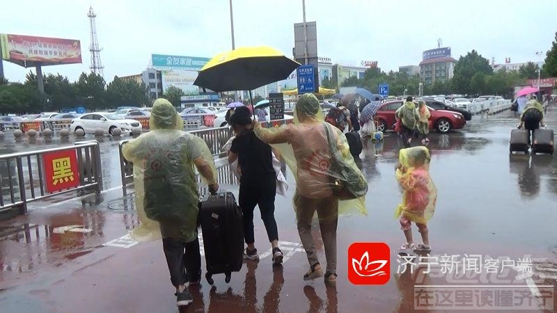 台风肆虐，这里有温情！兖州火车站为旅客免费发放雨衣-4.jpeg