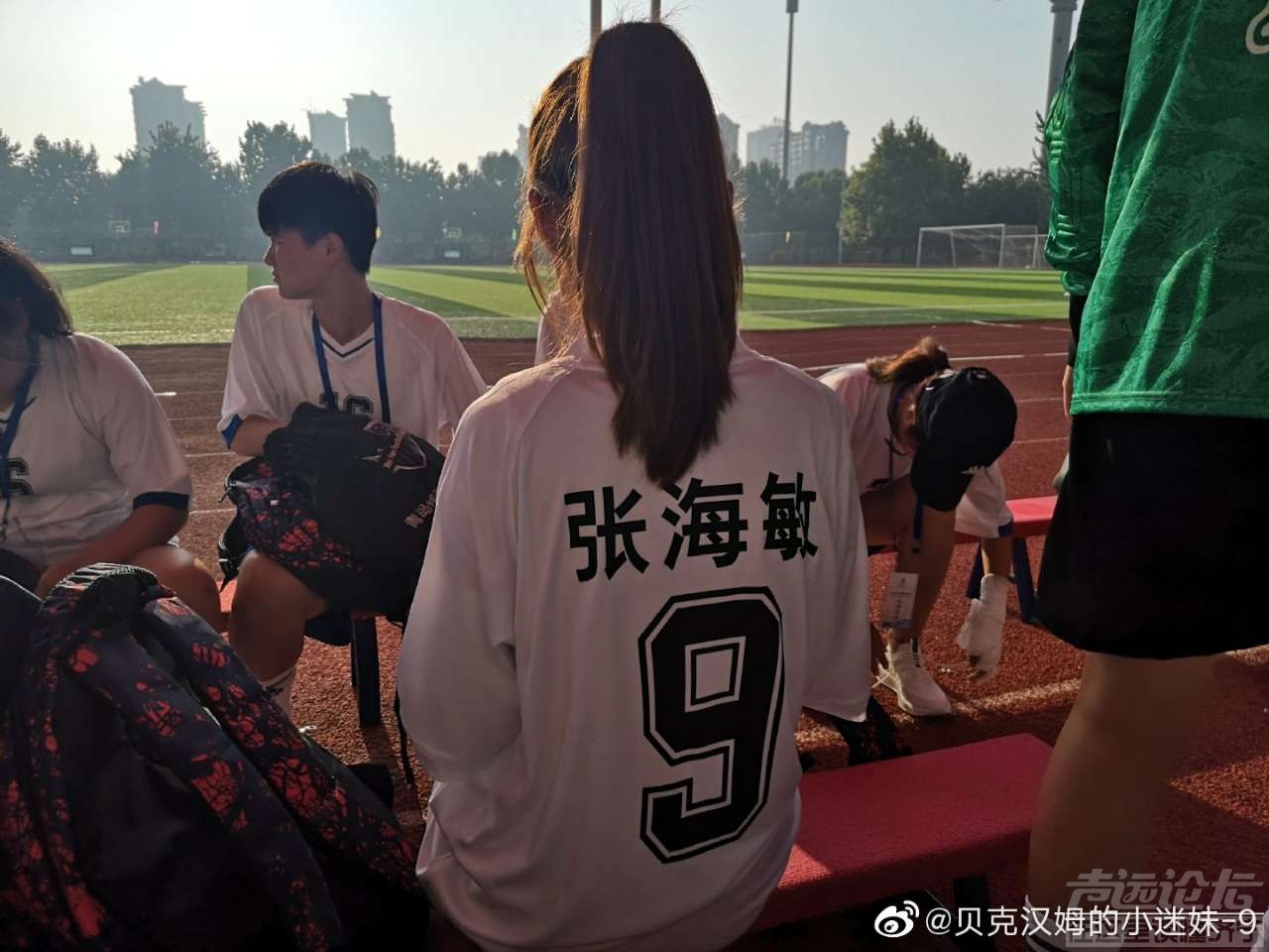 #济宁妹子真好看# 足球宝贝/英姿飒爽的样子！图源来自微博-1.jpg