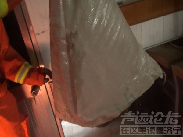 居民家中闯进“不速之客” 济宁消防徒手将其制服-1.jpeg