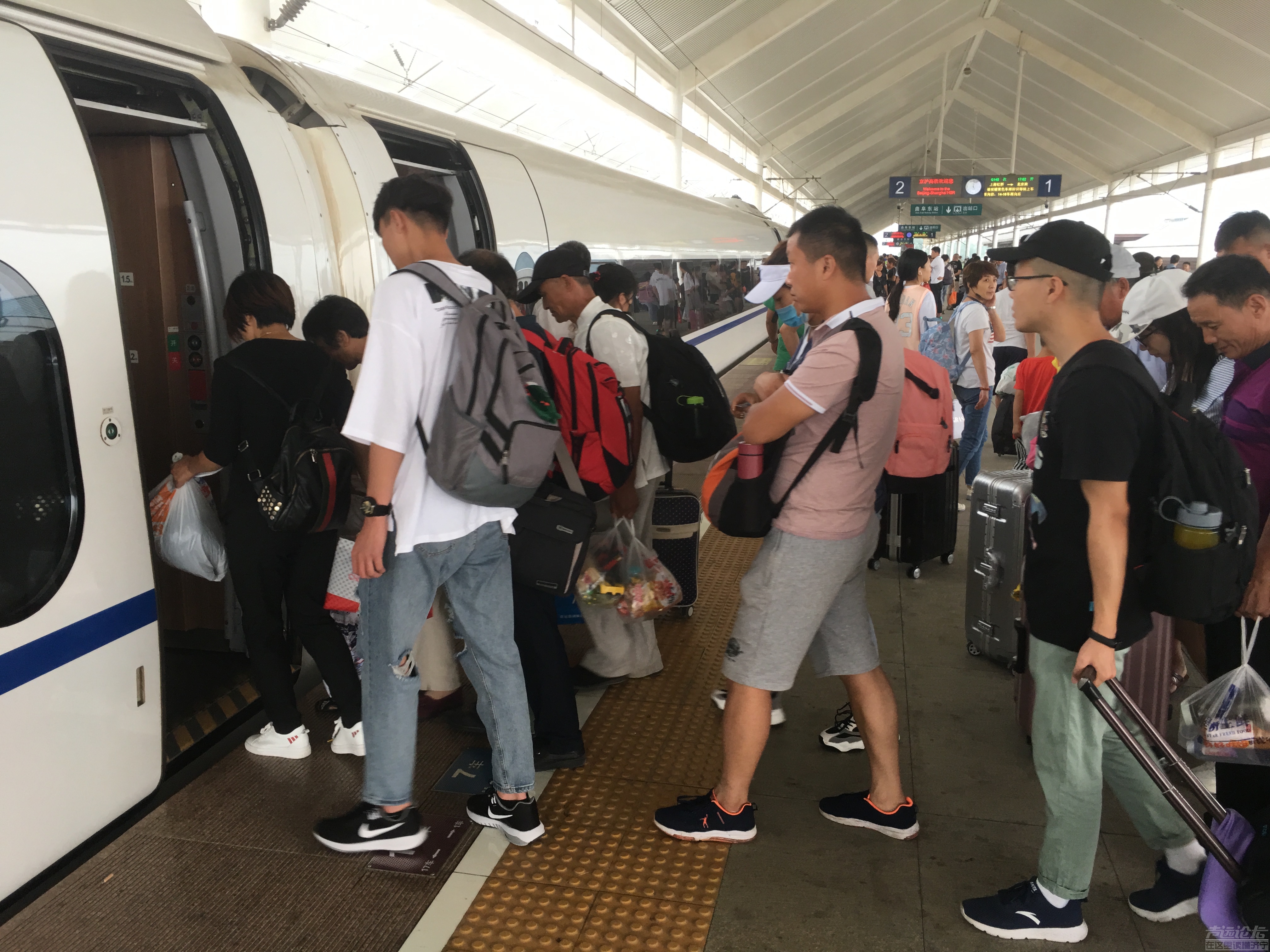 济宁铁路掀起暑运客流高峰 各火车站为学生开辟绿色通道-1.jpg