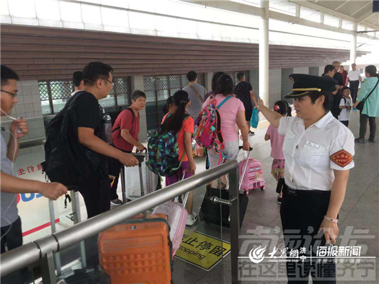 曲阜高铁迎来学生流小高峰 暑运期间日均发送旅客14000余人-2.png