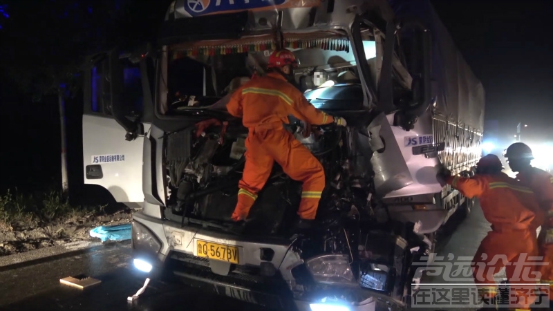 邹城两货车凌晨追尾驾驶员双腿被卡 消防40分钟火速救援-1.jpeg