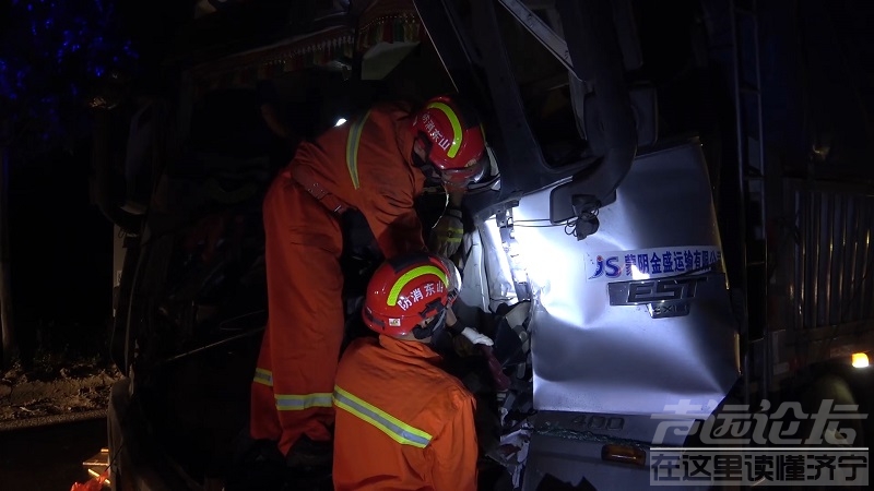 邹城两货车凌晨追尾驾驶员双腿被卡 消防40分钟火速救援-2.jpeg