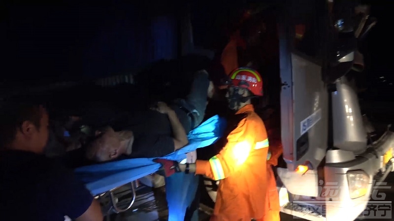 邹城两货车凌晨追尾驾驶员双腿被卡 消防40分钟火速救援-3.jpeg