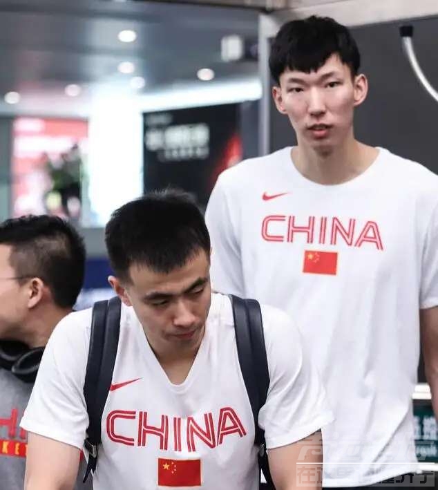 表情严肃！中国男篮抵达广州和国足入住同一酒店-2.jpg