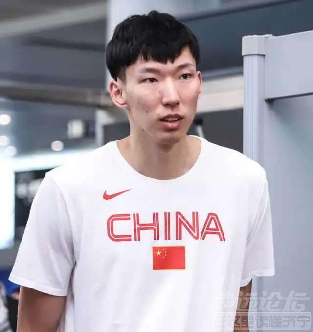表情严肃！中国男篮抵达广州和国足入住同一酒店-1.jpg