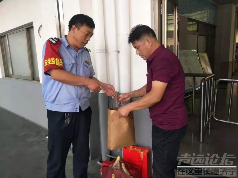 济宁公交司机拾金不昧 乘客当场写表扬信-1.jpeg